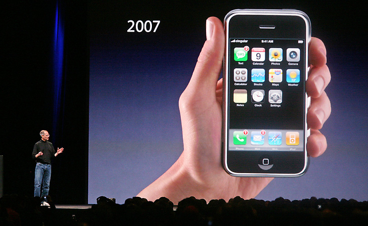 Стив Джобс анонсирует первый iPhone на Macworld в Сан-Франциско 9 января 2007 года