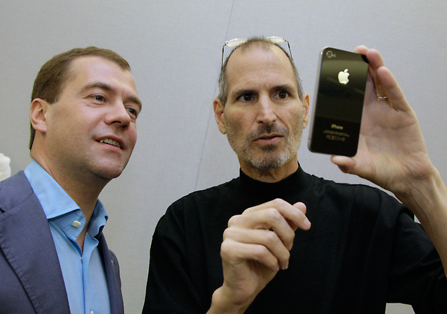 Президент России Дмитрий Медведев смотрит на iPhone 4 с главой Apple Стивом Джобсом в Купертино, 23 июня 2010 года