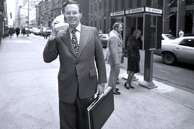 Джон Митчелл пугает прохожих своим мобильным телефоном в 1973 году