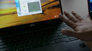Ноутбук Fujitsu LifeBook U938 распознает пользователя по рисунку сосудов ладони