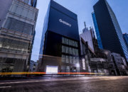 Крупнейший магазин Samsung освещают смартфоны Galaxy
