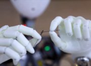 Китайский робот XR-1 может вдеть нитку в иголку