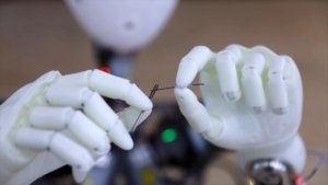Китайский робот XR-1 может вдеть нитку в иголку
