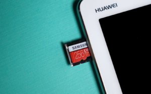Смартфоны Huawei лишат поддержку карт памяти microSD
