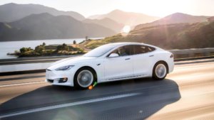 Владельцу Tesla Model S, которая на автопилоте проехала на красный, предъявили обвинение