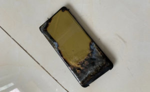 Samsung Galaxy S10 загорелся во время зарядки