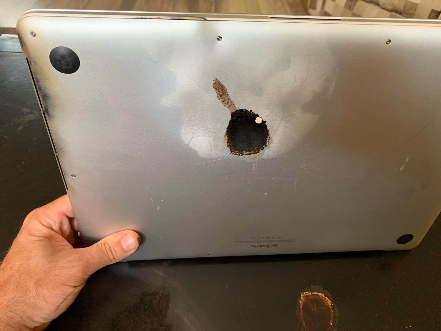 Apple MacBook Pro взорвался и чуть не вызвал пожар