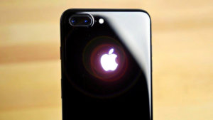 Логотип Apple в iPhone и MacBook сможет светиться и менять цвет