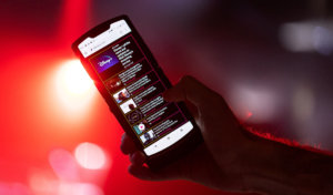 Motorola представила раскладушку Razr (2019) с гибким экраном
