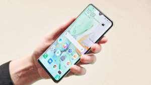 Huawei будет показывать на своих смартфонах рекламу