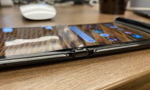 Владелец гибкого смартфона Motorola RAZR (2019) жалуется на отслаивающийся дисплей
