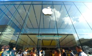 Apple сняла запрет на покупку больше двух iPhone в одни руки