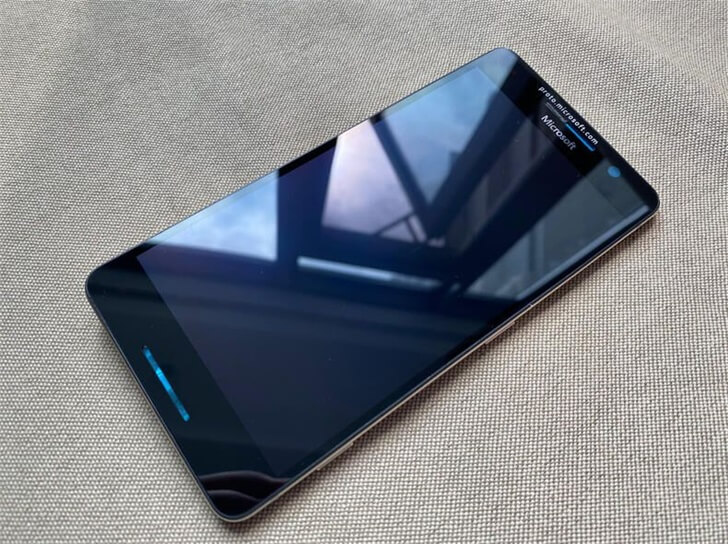في الصين ، يبيعون الهاتف الذكي النموذجي Lumia 960 XL ، والذي لم يخرج أبدًا 2