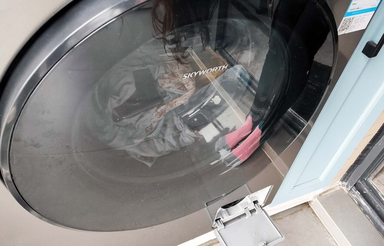 Водонепроницаемость iPhone 12 и Huawei Mate 40 проверили в стиральной машине