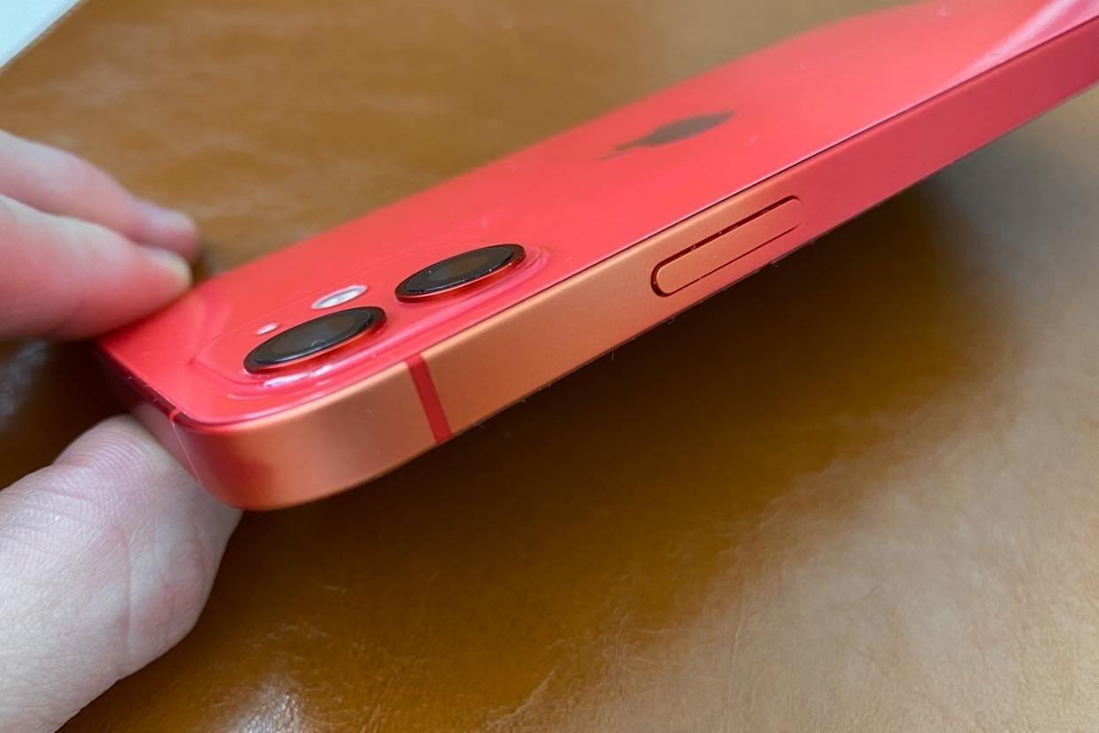 Владельцы iPhone 12 жалуются на выцветание корпуса
