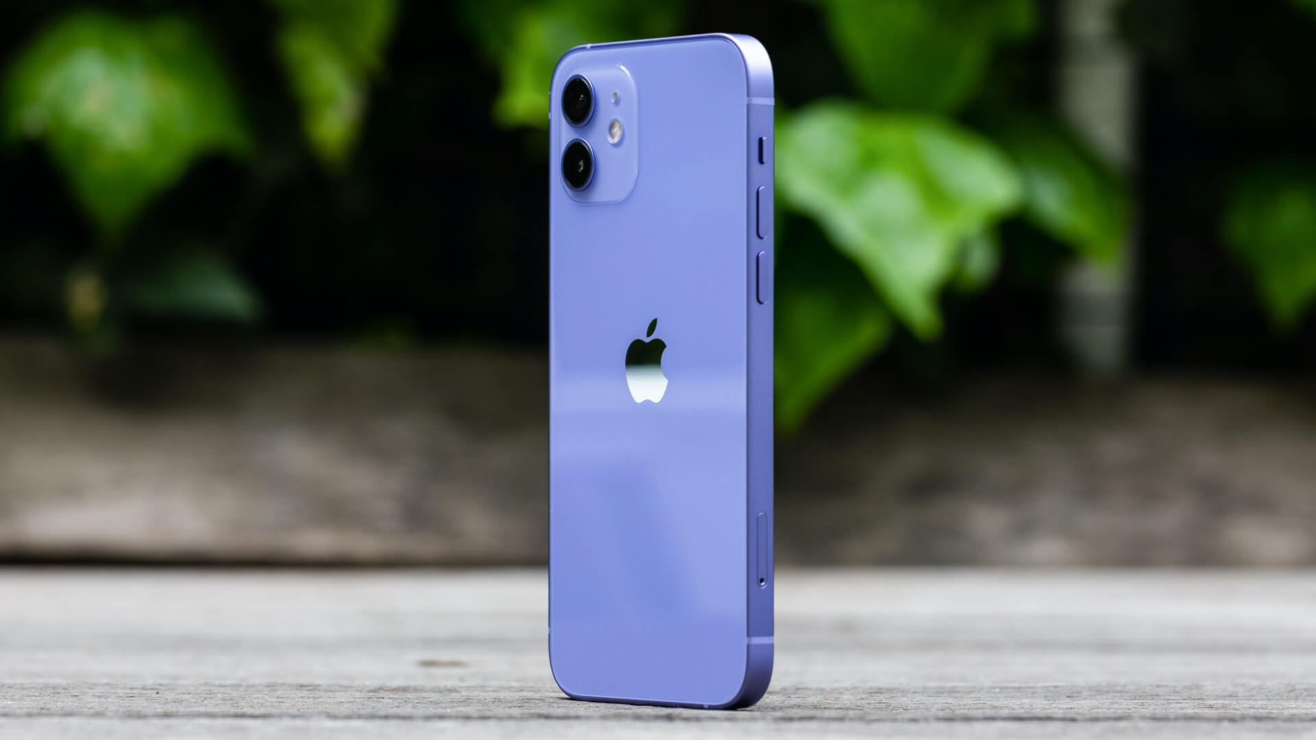 Фиолетовый iPhone 12