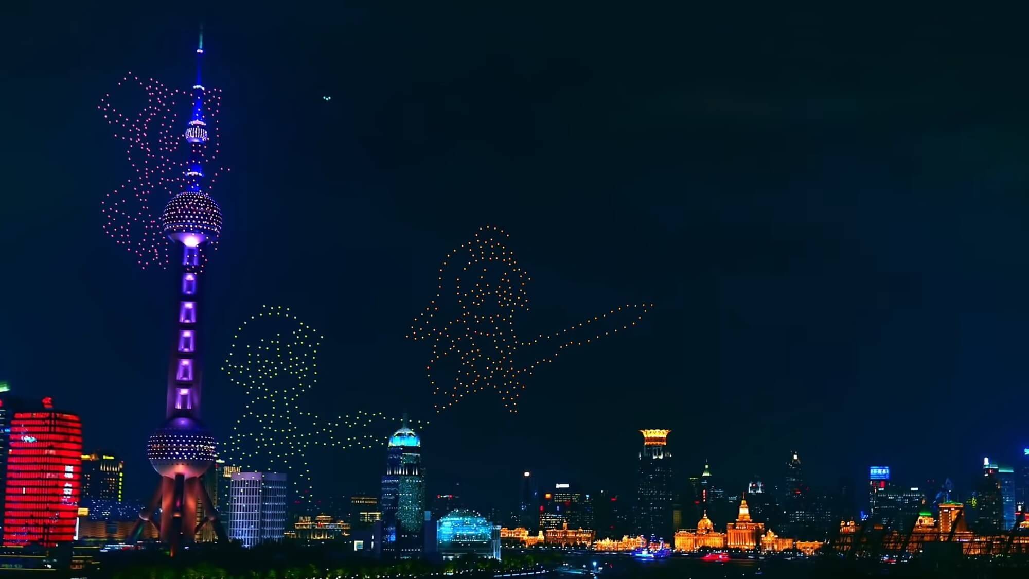В Китае дроны спроецировали рекламу в небе