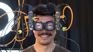Facebook разработала VR-шлем с глазами