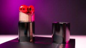 Наушники Huawei FreeBuds Lipstick в стиле губной помады выходят в России