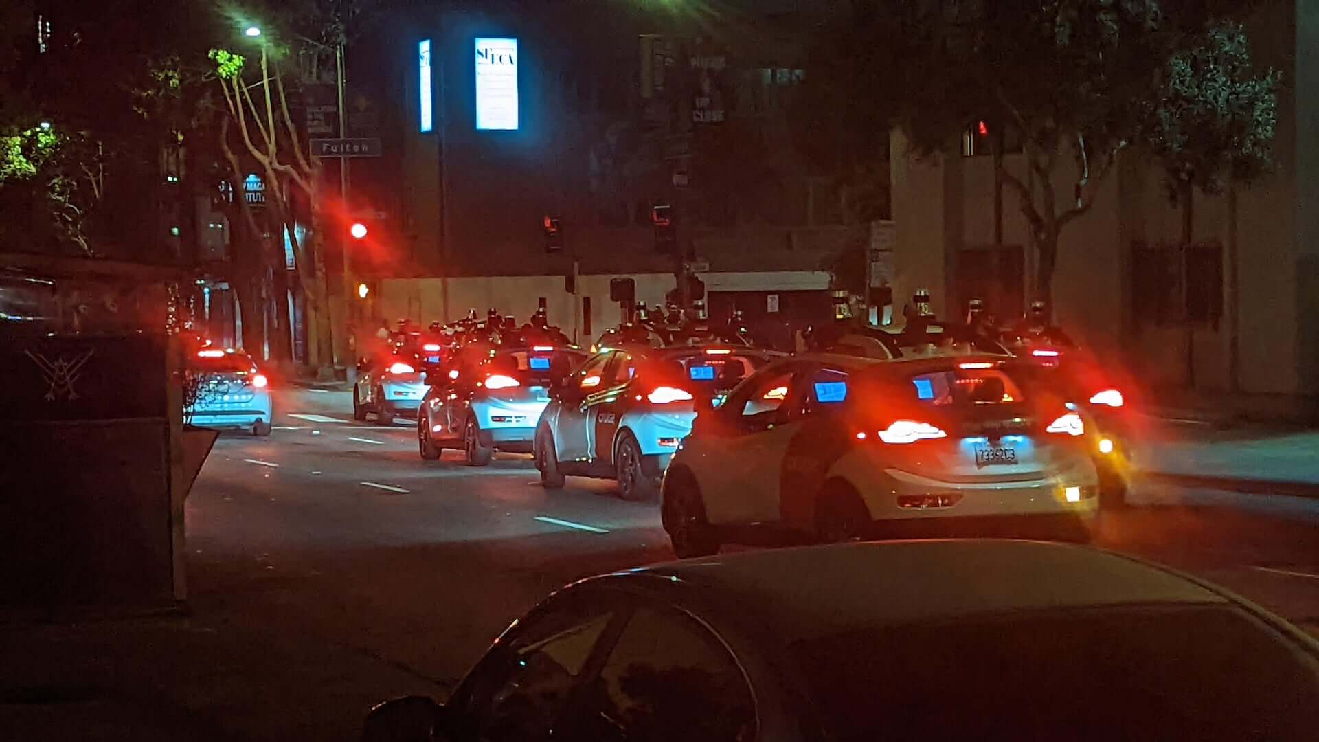 Беспилотные такси заблокировали движение в Сан-Франциско